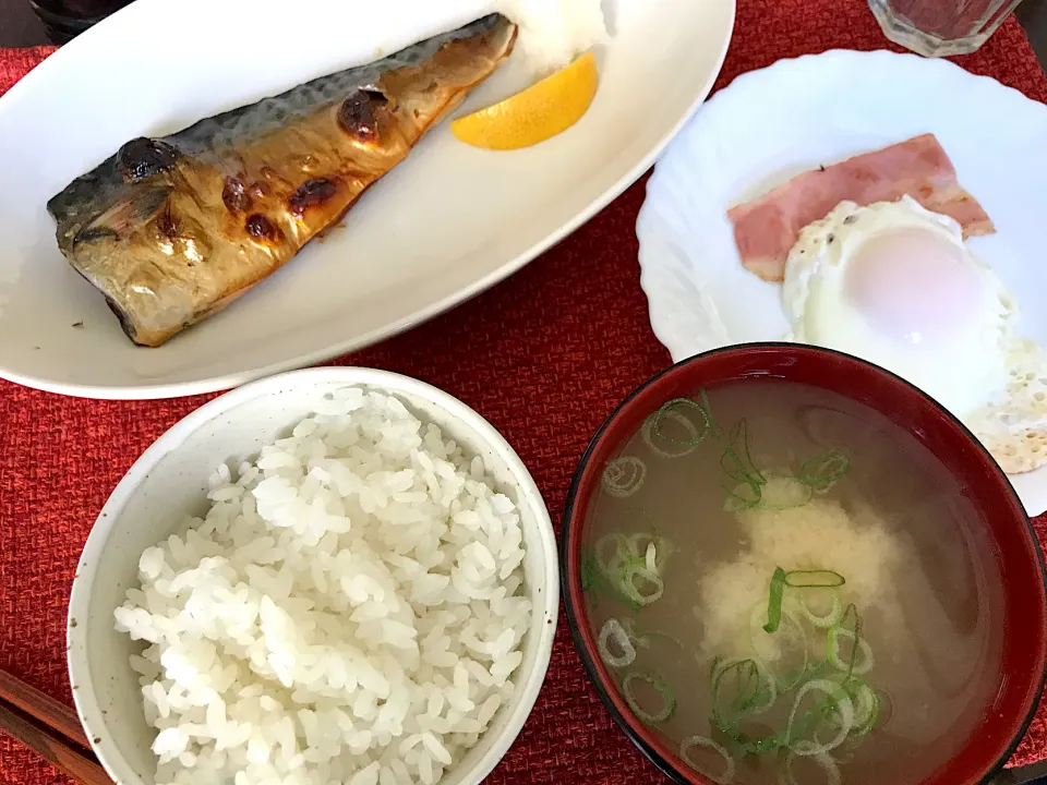 焼鯖、目玉焼き、アサリの味噌汁|純さん