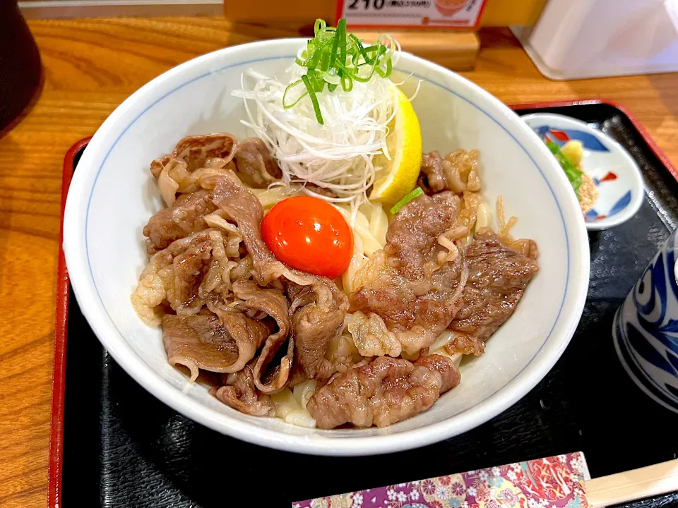 今日のランチ✨
極上の肉ぶっかけ　1600円
（A4・A5ランクの極上黒毛和牛のみ使用）
⁡これは妹が食べた🤣|yokoさん