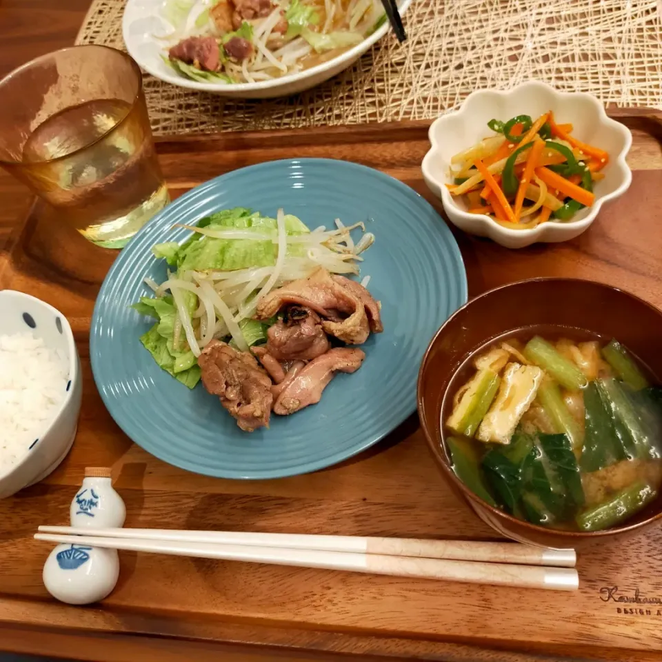 鶏肉の炭火焼き
大根の皮と人参とピーマンの塩きんぴら
大根と小松菜と油揚げの味噌汁
白米|うりさん