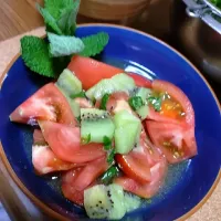 Snapdishの料理写真:バシルとキウイ🥝のドレッシング
トマトサラダ🥗|大屋　裕子さん