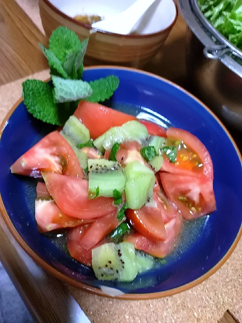 Snapdishの料理写真:バシルとキウイ🥝のドレッシング
トマトサラダ🥗|大屋　裕子さん