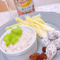 セロリのスティックサラダとツナマスカルポーネディップと本搾りピンクグレープフルーツ