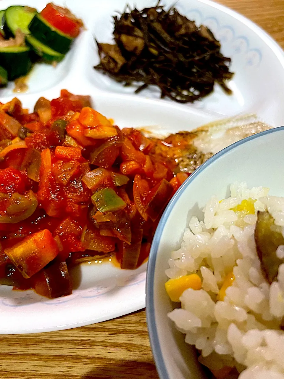 とうもろこしとさつまいものご飯、ひじきの炒め煮、きゅうりとトマトのポン酢サラダ、カレイのムニエル畑のラタトゥイユ乗せ|caoさん