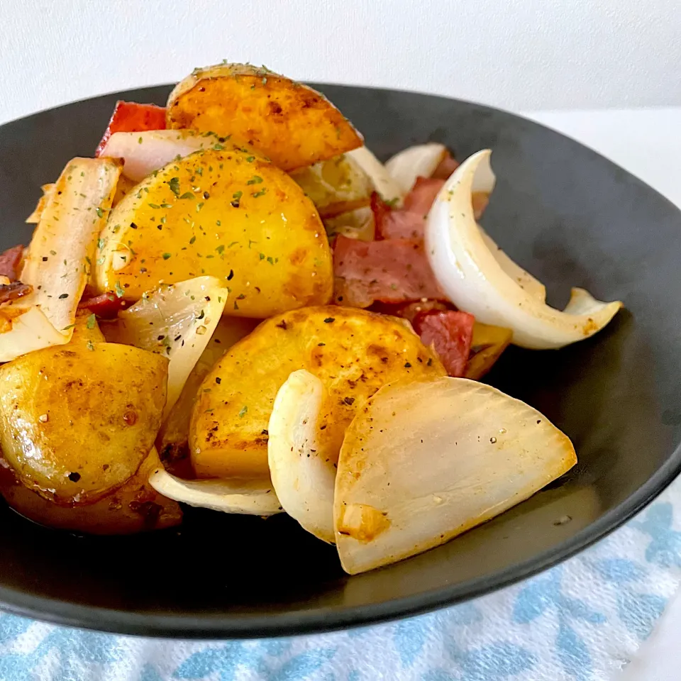 Snapdishの料理写真:ジャーマンポテト🥔🥓🧅|りさこさん