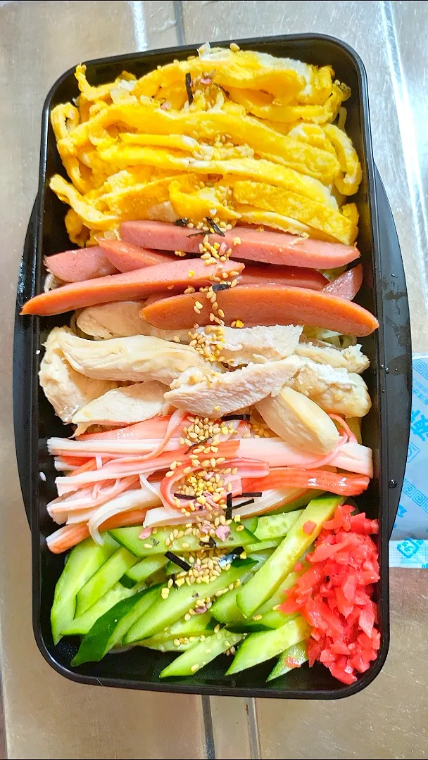 旦那弁当　2022/6/26

冷やしラーメン弁当
錦糸玉子
ウインナー
蒸し鶏
カニカマ
きゅうり|ユキヨメ♪さん