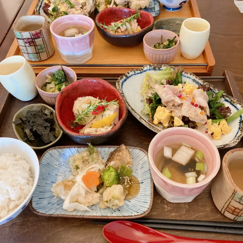 鶏むね肉とつくねのハーブソルト焼き　　鯛・椎茸・ピーマンの柚子こしょう天ぷら炙り豚のニラ玉ゴマサラダ🥗|ちゃみこさん