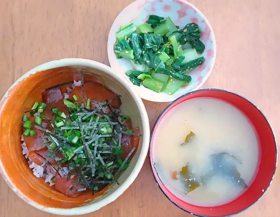 2022 0625　まぐろの漬け丼　青梗菜のナムル　なめことわかめのお味噌汁|いもこ。さん