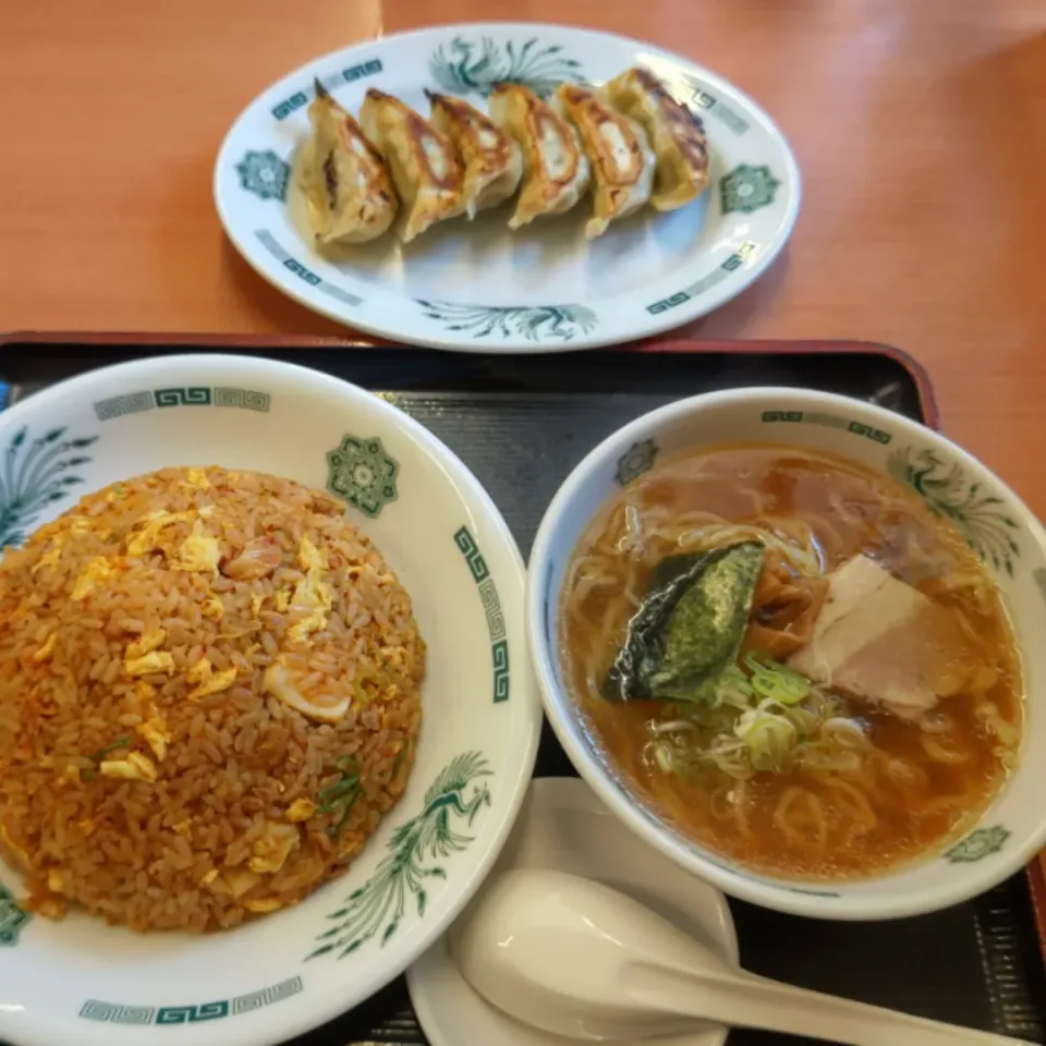 キムチ炒飯に半ラーメン|アクちゃんさん