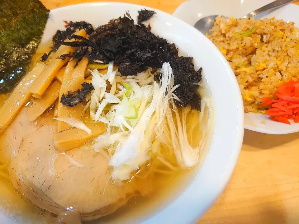 【太麺の新メニュー登場】
新潟中華そば うめ川
ラーチャン  (煮干中華そばと
半炒飯のセット、1,050円)
＋岩のり (100円)
＋メンマ (裏メニュー、うめ川
Tシャツ着用無料)
@板橋区役所前5分
(赤羽から徒歩43分)
22136|大脇さん