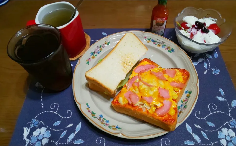 ピザトーストとサンドイッチとヨーグルト和え(昼飯)|enarinさん