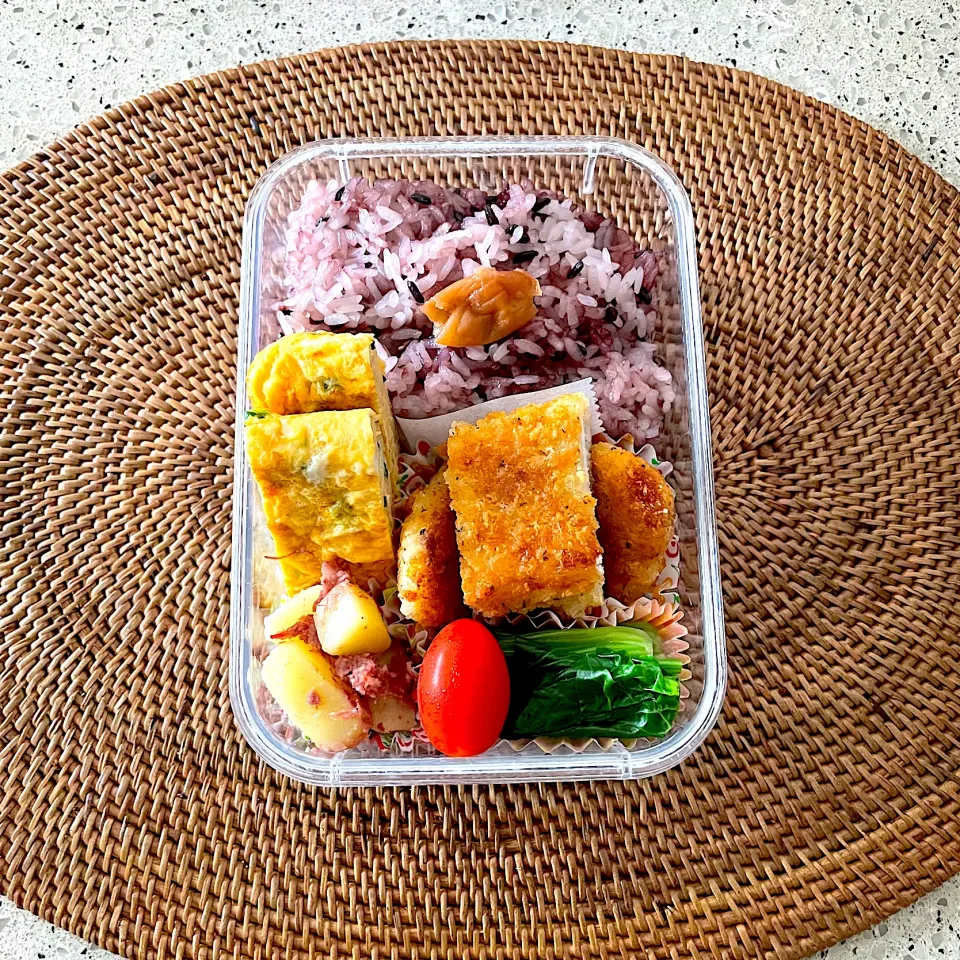 お葱の卵焼き、ささみコンソメフライ、コンビーフとじゃがいもの炒め物、ほうれん草、ミニトマト|しーさん