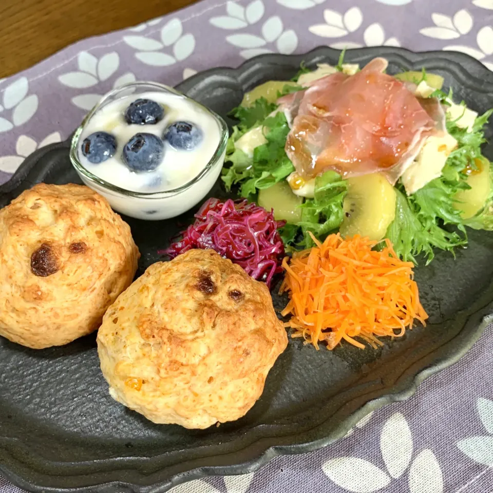 生ハムとキウイとブリーチーズのサラダ、紫キャベツのマリネ、キャロットラペ|むむさん