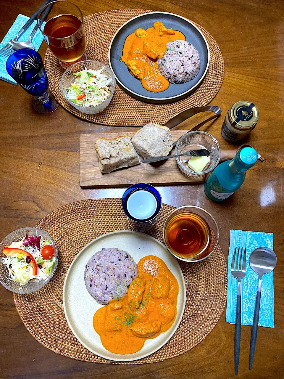 バターチキンカレーとサラダ、くるみ食パン、モヒート白ワイン(●☌◡☌●)|さくたえさん