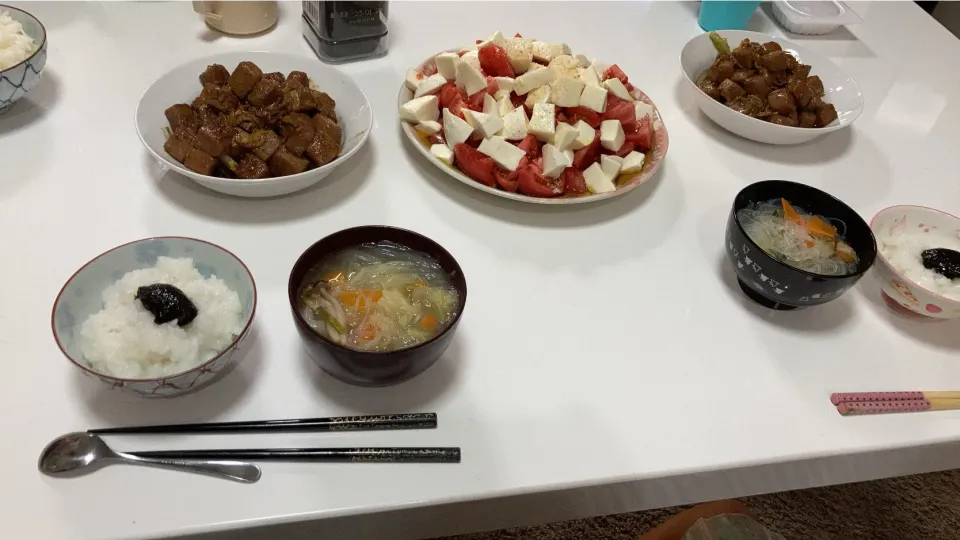 晩御飯(^^)☆お粥（母と娘だけ）☆カプレーゼサラダ☆サイコロステーキ☆春雨スープ|Saharaさん