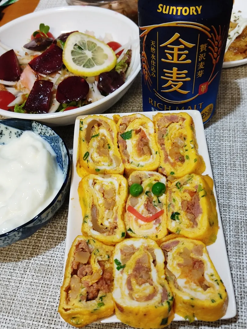 コンビーフハッシュの卵焼き

スーパーでコンビーフハッシュをみかけると、つい食べたくなってしまいます。
この万能食品で何を作ろうか？
卵が特売で117円だから、オムレツか卵焼きかなー。
こんな時が一番頭を使っているのかも知れません。|Rピージャーさん