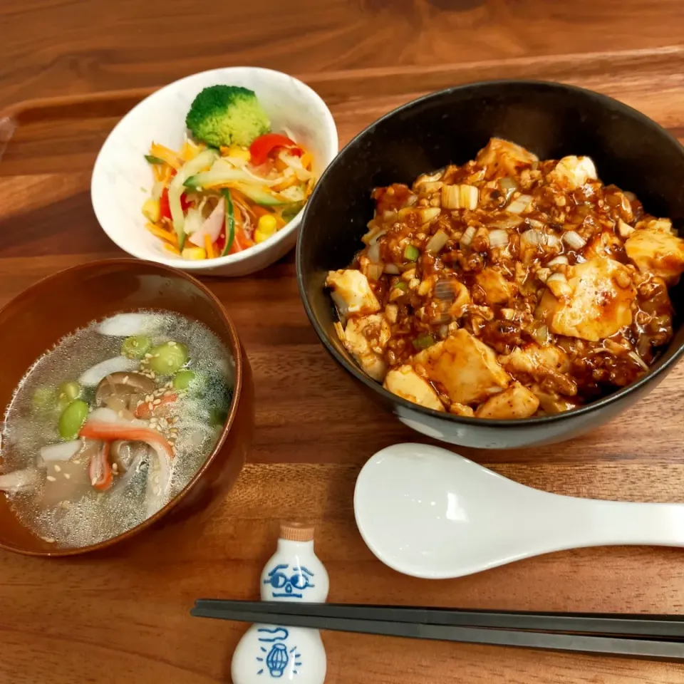 Snapdishの料理写真:麻婆豆腐丼
中華サラダ
中華スープ|うりさん