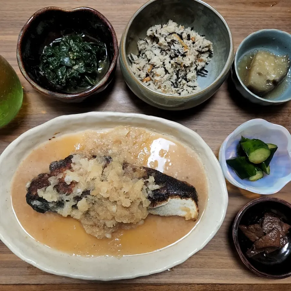 20220626
鰤のソテーみぞれ煮
おかワカメの胡麻和え
レバーの時雨煮
茄子の炊いたん
胡瓜の醤油漬け
卯の花|noccoさん