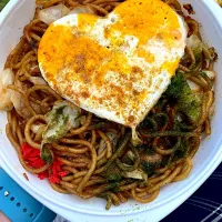 Yakisoba with cute heart 💛🤍 egg|Food Gardenさん