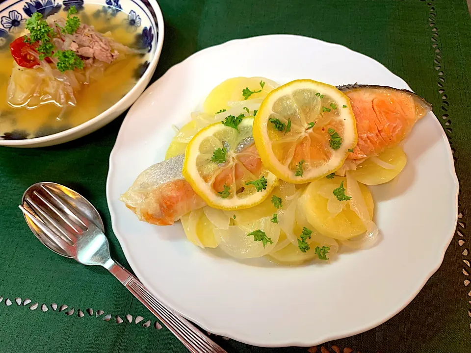 塩鮭とじゃがいも🥔のレモンバター蒸しとキャベツ🥬のスープ|のらねこままさん