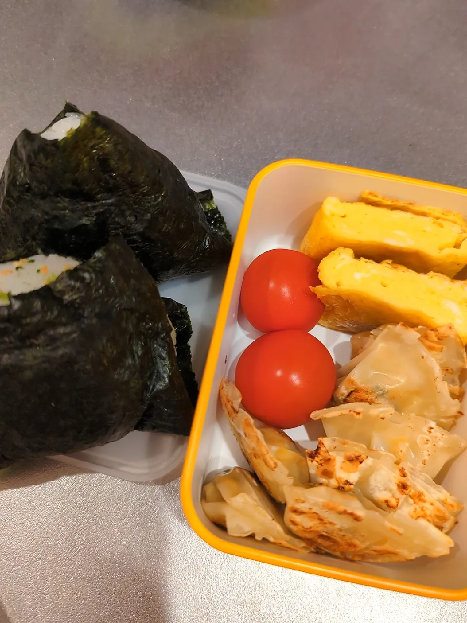 Snapdishの料理写真:おにぎり弁当
食中毒にならないよう、レタスは使いませんでした。
玉子焼きも砂糖多めです。|GOTO★さん