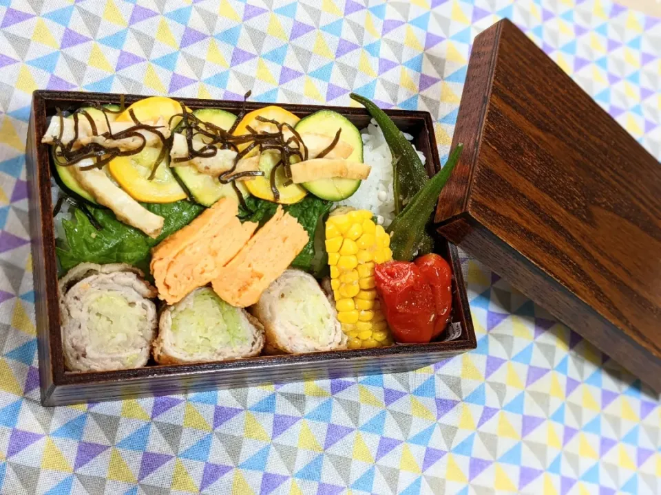 Snapdishの料理写真:本日のお弁当〜。ジュンコバイヤーさんのお料理〜。2色ズッキーニの塩昆布の和物。|f.1125beさん