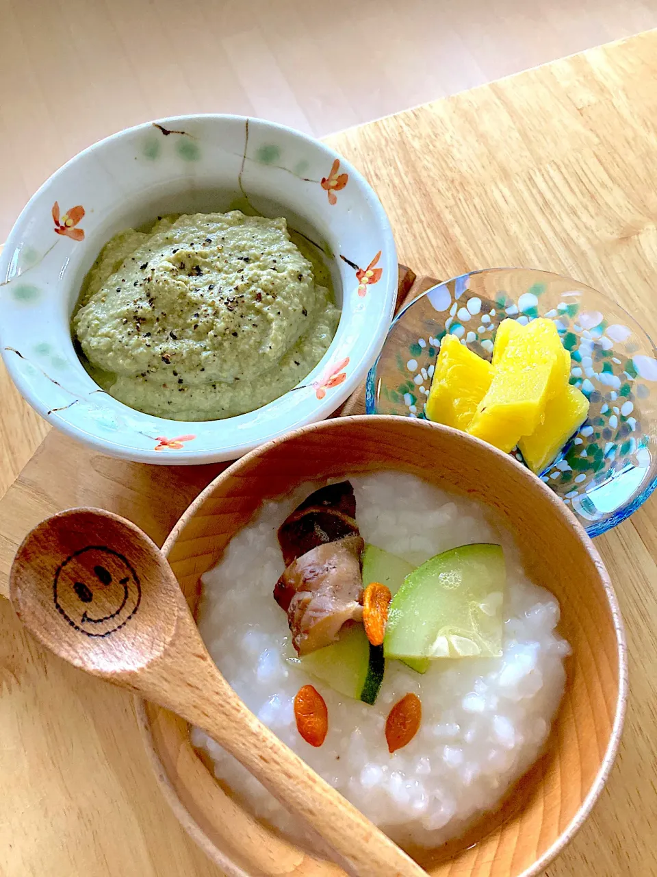 ズッキーニと干し椎茸とクコの実のお粥、ひよこ豆のフムス(青紫蘇ジェノベーゼ仕立て)、パイナップル🍍|さくたえさん