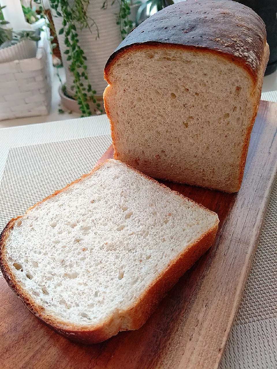 Snapdishの料理写真:初めてのレーズン酵母  食パン|まゆみさん