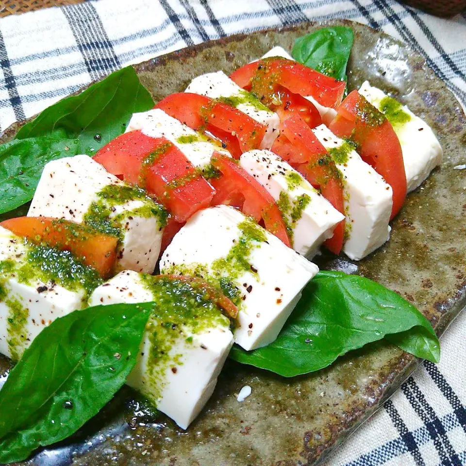 Snapdishの料理写真:塩豆腐とトマトのカプレーゼ風✧*。🍅🌿✧*。|とまと🍅さん