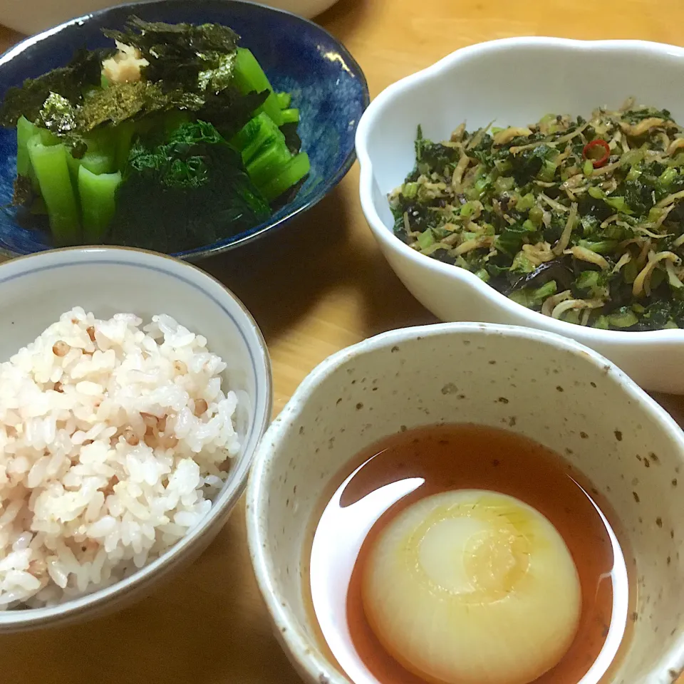 今日も農家メシ👩‍🌾　✔️収穫したタマネギの醤油煮　✔️育ち過ぎた小松菜のお浸し　✔️間引いた大根葉のじゃこ炒め|Yu Yu mamaさん