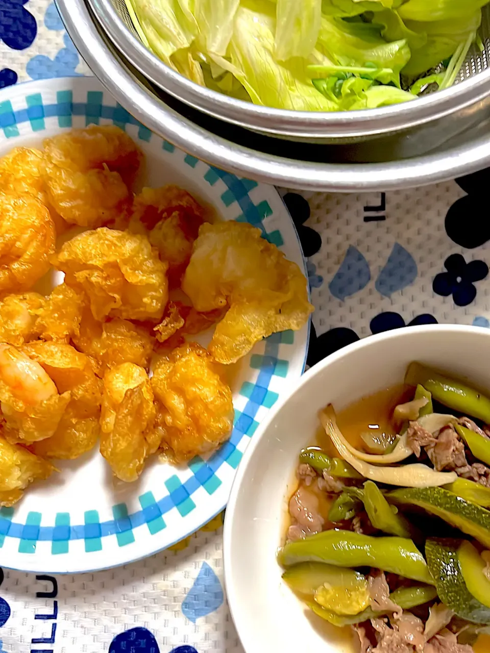 牛肉とインゲン豆の甘辛煮　海老フライ🍤　サラダ🥗|4jinoanataさん