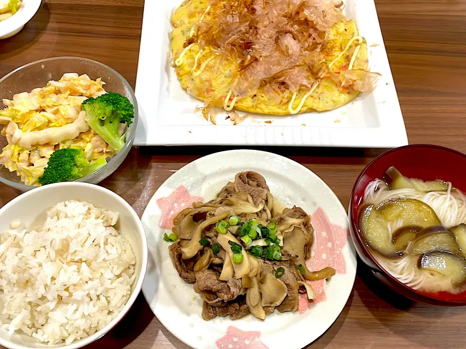 舞茸と牛バラのバタポン炒め　ナスの煮麺　豆腐入りとろろ焼き　白菜とサラダチキンのコブサラダ|おさむん17さん