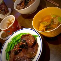 牛たん焼肉丼　韓国海苔　かき玉スープ　五穀アイスティー