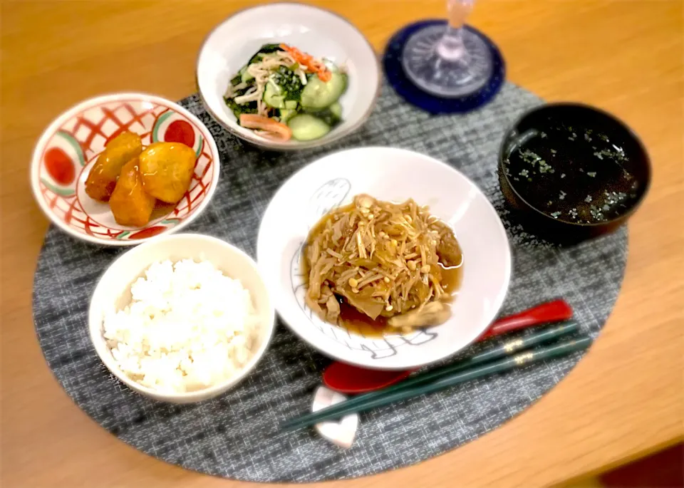 きのこ和風あんかけハンバーグ　わかめきゅうりカニカマ中華和え　大学芋　わかめもずくスープ|nana 🍅さん