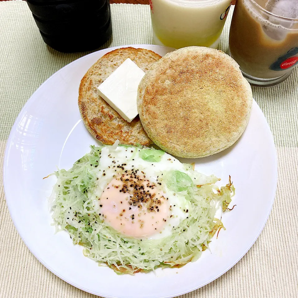 Snapdishの料理写真:イングリッシュマフィンと目玉焼き🍳|akkoさん