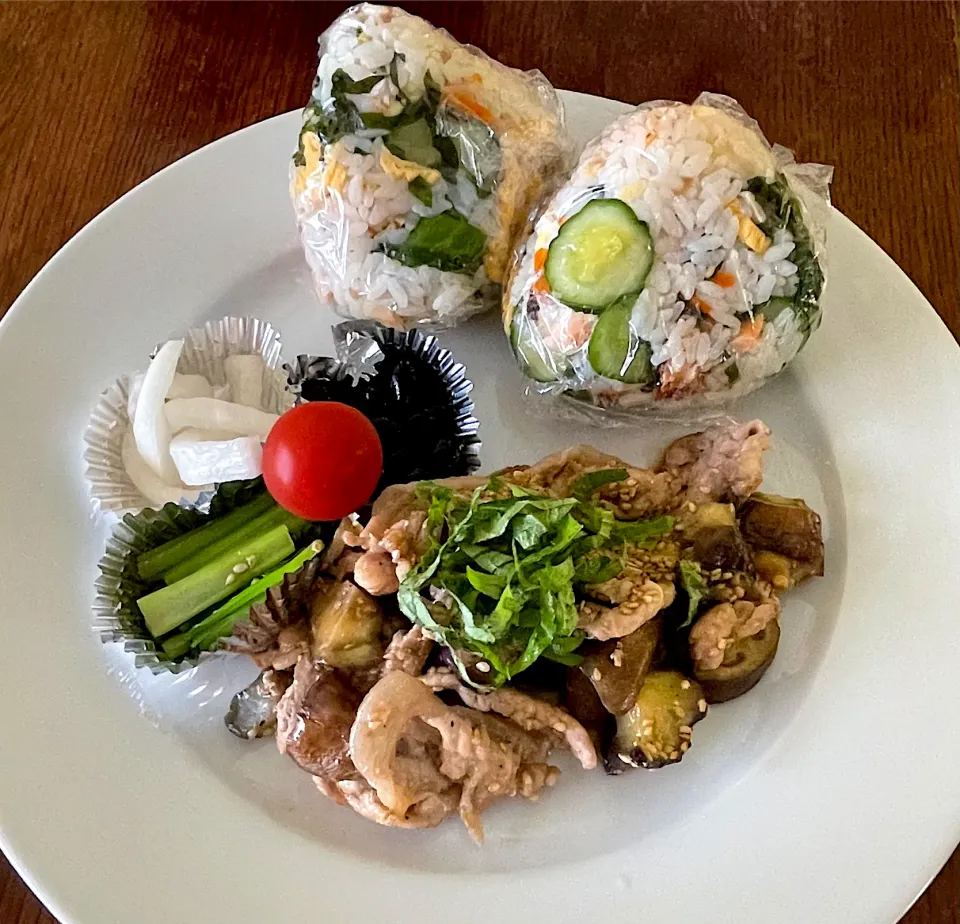 ランチ♯夏野菜♯茄子と豚肉の味噌炒め♯鮭と胡瓜と大葉の混ぜ寿司おにぎり♯小松菜おひたし♯大根浅漬け|小松菜さん