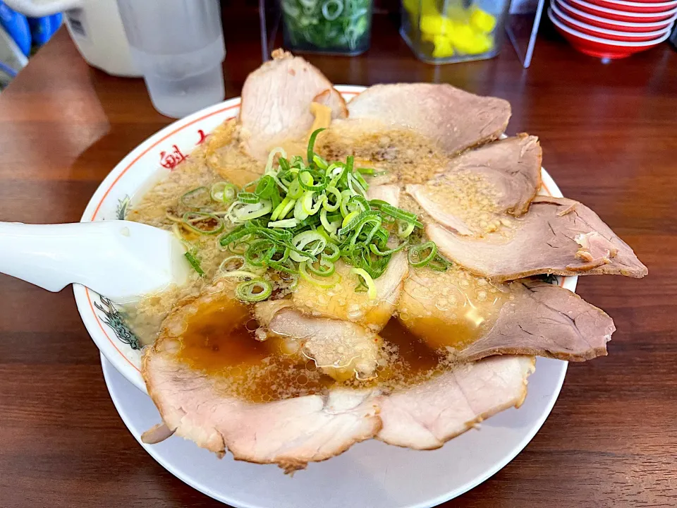 特製肉入り醤油ラーメン背脂多め|マハロ菊池さん