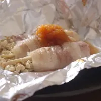 まる生Wおろしぽん酢で豚ばらえのき巻きのホイル蒸し焼き|ヤマサ醤油公式アカウントさん