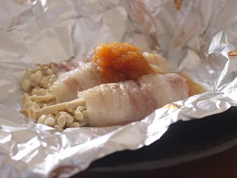 まる生Wおろしぽん酢で豚ばらえのき巻きのホイル蒸し焼き|ヤマサ醤油公式アカウントさん