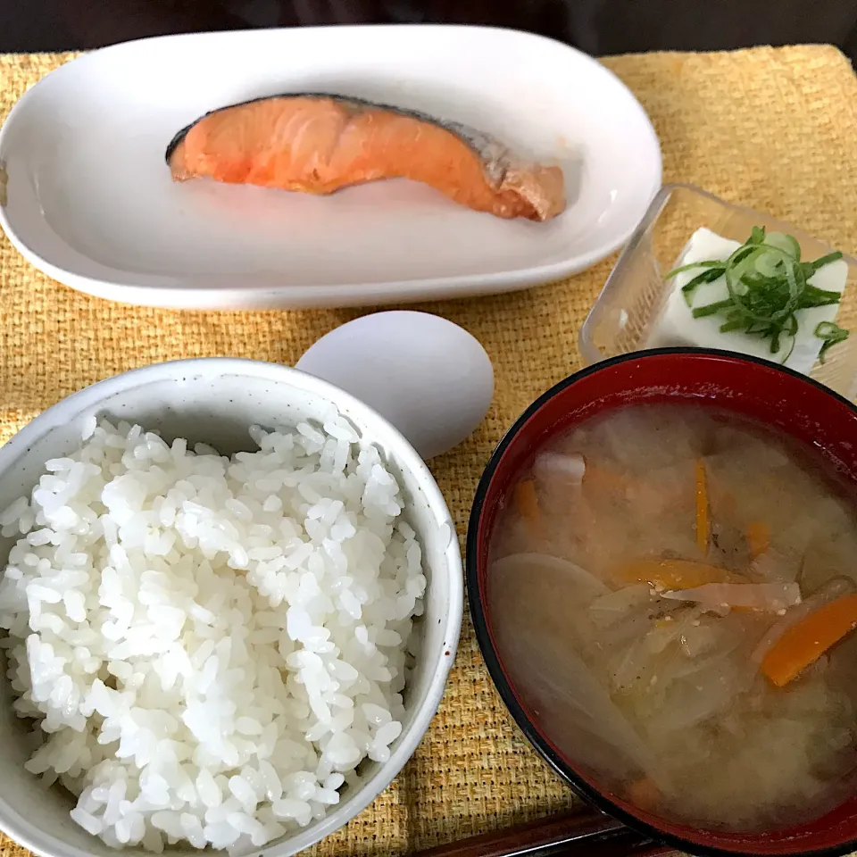 焼鮭、卵、奴、野菜たっぷり味噌汁|純さん