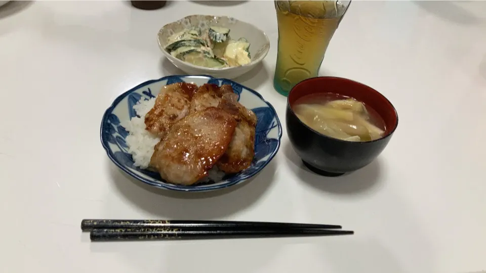 晩御飯は☆生姜焼き丼☆野菜スープ☆サラダ|Saharaさん