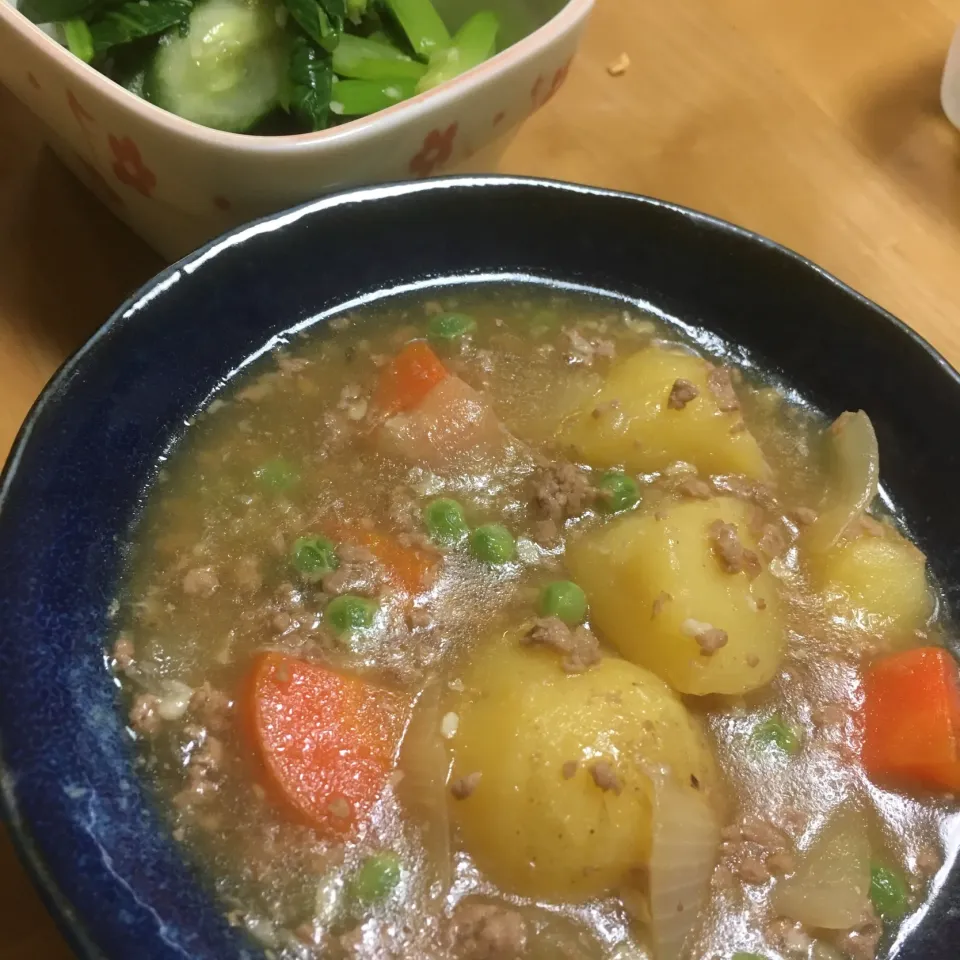 今日もまた農家メシ👩‍🌾　自家製ジャガイモ、タマネギ、グリンピースで肉じゃが。|Yu Yu mamaさん