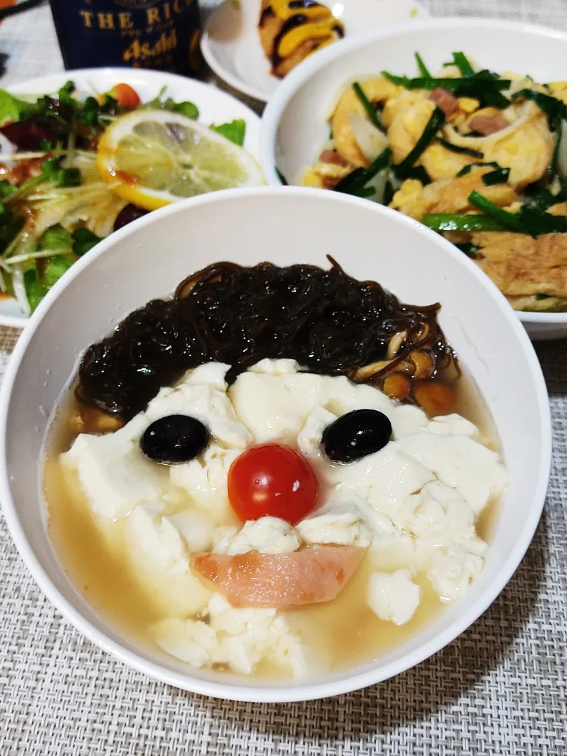 Snapdishの料理写真:ふっくらとやさしい！ゆし豆腐の食べ方

こんな暑いときでも、冷たいゆし豆腐を食べたいとは思わないのです。
冷たくして食べるのは、あくまでも絹ごし豆腐。
ゆし豆腐は温かくなくてはいけません。
大豆の風味を存分に楽しむためには、温かい出汁と合わせたいのよー。|Rピージャーさん