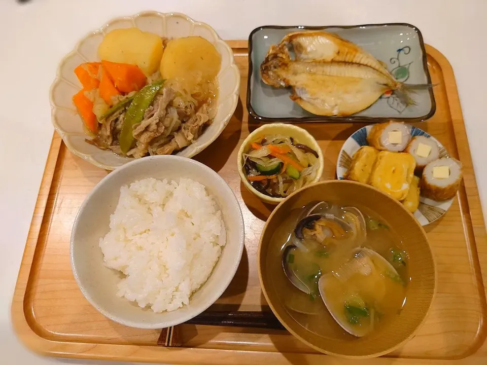 肉じゃが、えぼ鯛の開き、だし巻き卵、チーズちくわ、春雨ネギサラダ、アサリの味噌汁|sorsmdさん