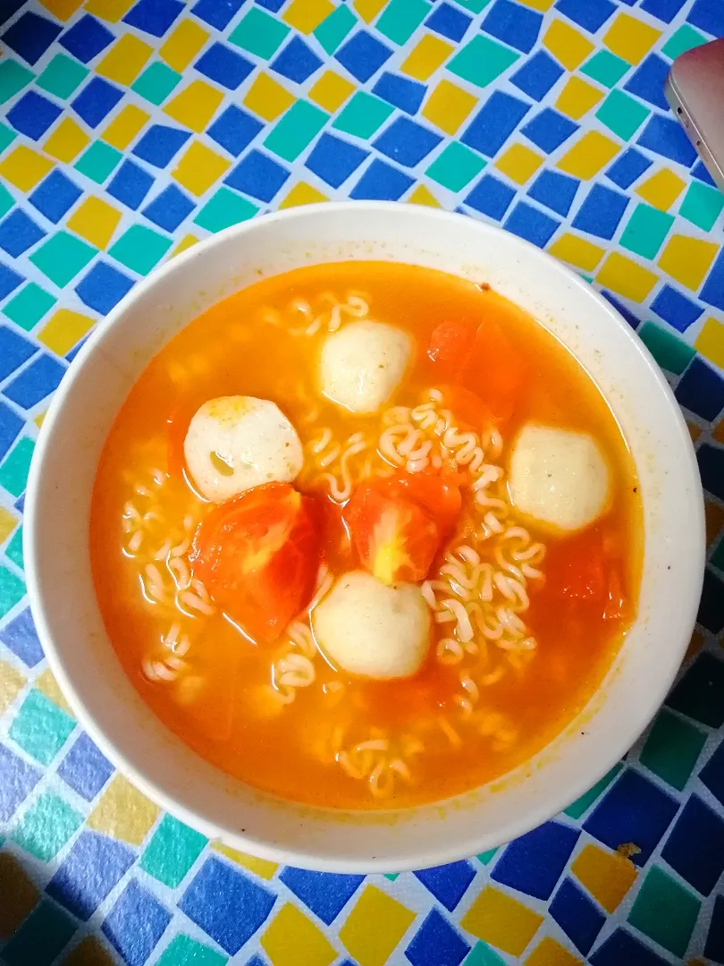 Snapdishの料理写真:Delicious Mee Curry with fish ball and fresh tomatoes|Ohmygoshin Kawaiiさん