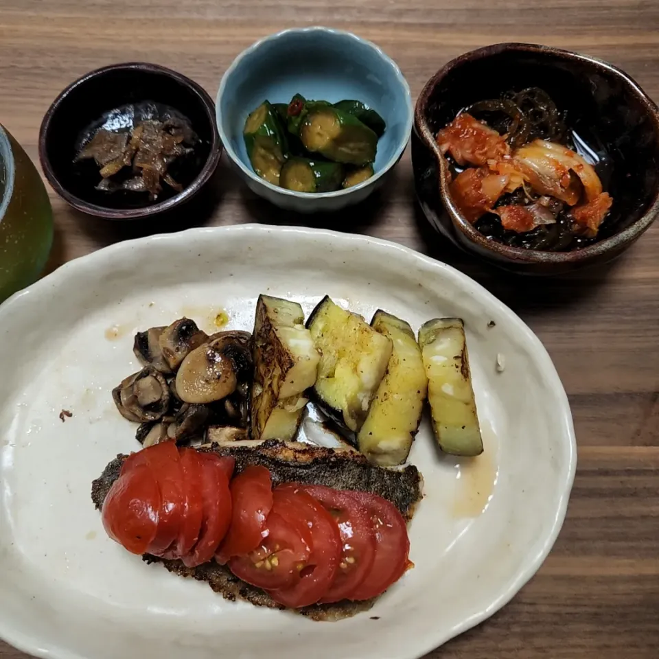 Snapdishの料理写真:20220628
イサキのポワレ
もずくキムチ
胡瓜の醤油漬け
レバーの時雨煮|noccoさん