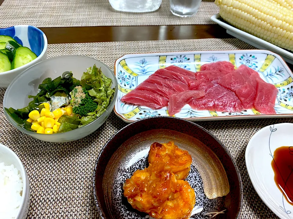 Snapdishの料理写真:マグロ刺身　エビチリ　サラダ|ヒロミ🏝🏝🏝🌺🏄🌊🐬🏄‍♀️🏄‍♂️🍹🐠👙🌺さん