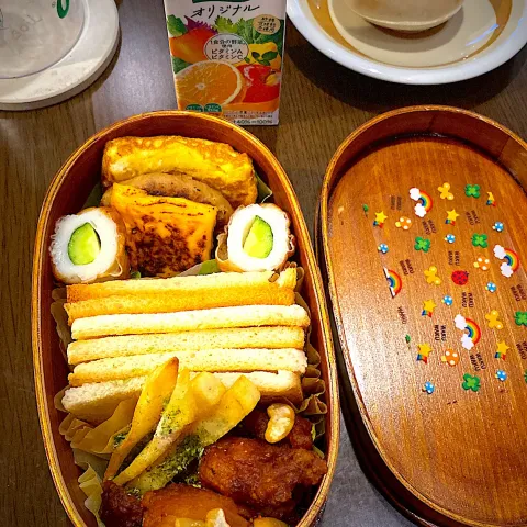 「香ばし生ちくわ」を使ってみたSnapdishの料理・レシピ写真:お弁当🍱　サンドイッチ　トースト　卵焼き　チーズハンバーグ　きゅうり竹輪　ヤンニョムチキン　揚げカシューナッツ　フライドポテト　青海苔　野菜ジュース　五穀アイスティー