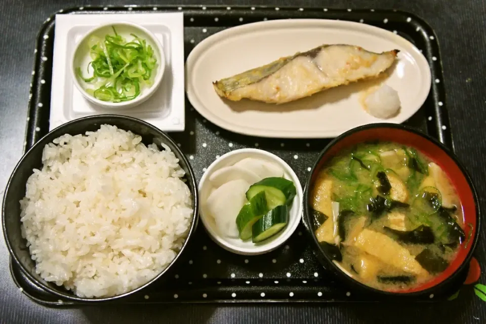 今日の朝ご飯(北海道産ゆめぴりかに銀ヒラスの西京漬、納豆、エリンギと油揚げのみそ汁、かぶときゅうりの漬物)|Mars＠釜飯作り研究中さん