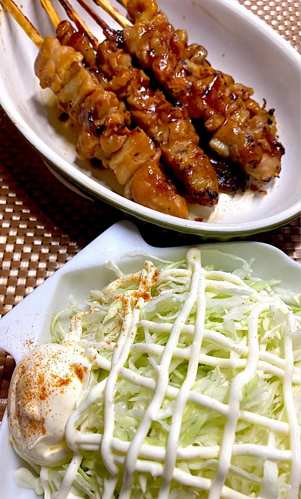 焼き鳥とキャベツ大盛り|すくらんぶるえっぐさん