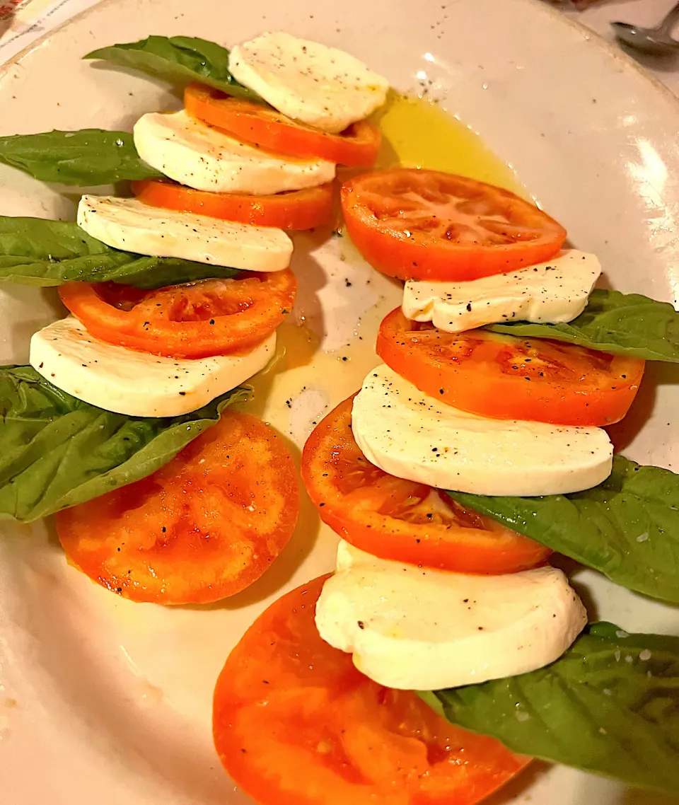 Fresh caprese salad - tomatoes, mozarella, and basil|🌺IAnneさん